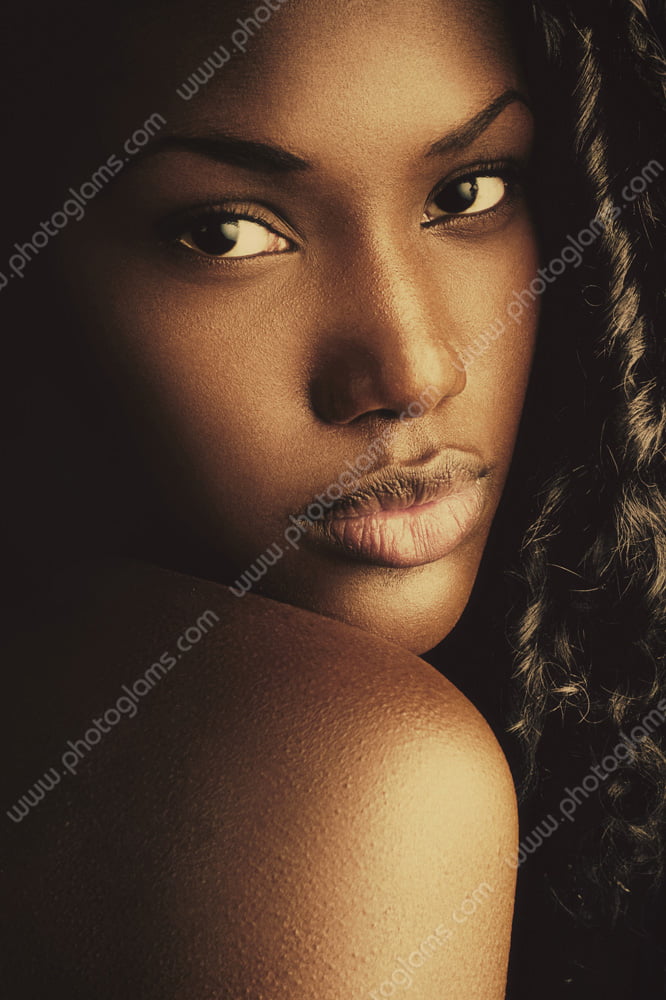 Shooting photo de publicité d'une charmante modèle amateur black 